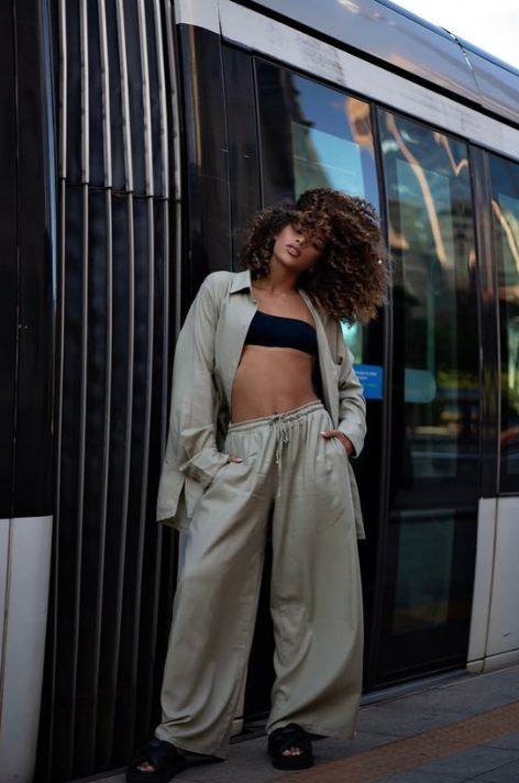 Calça MARÉ-  feminina baggy oversize  em tecido linho misto