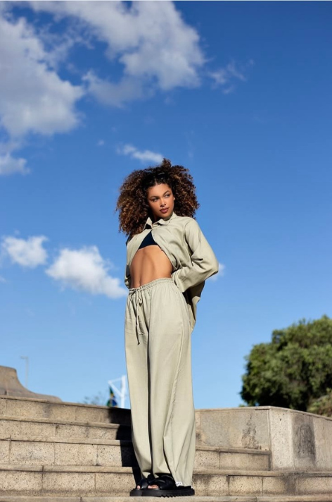 Calça MARÉ-  feminina baggy oversize  em tecido linho misto