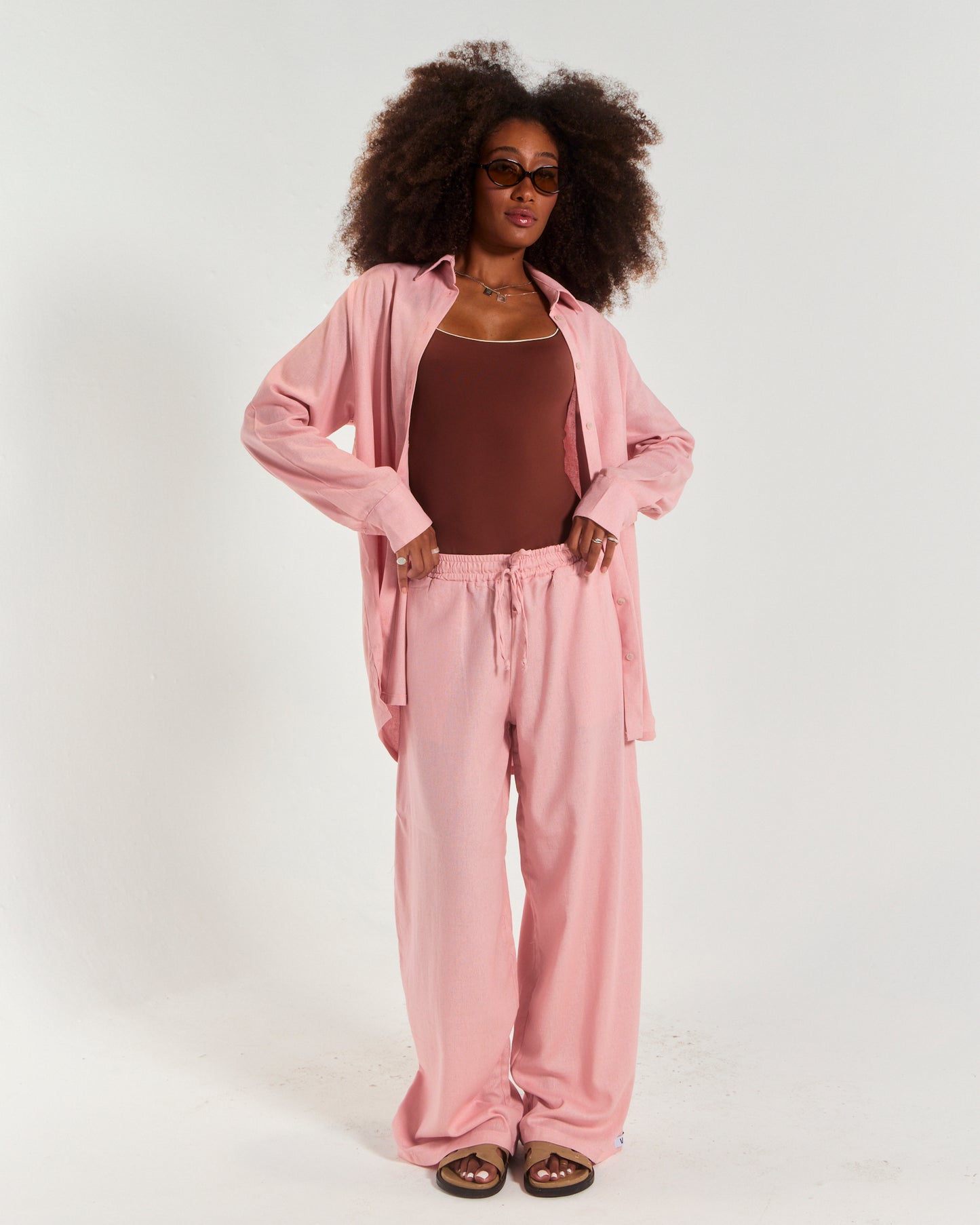 Calça MARÉ-  feminina baggy oversize  em tecido linho misto