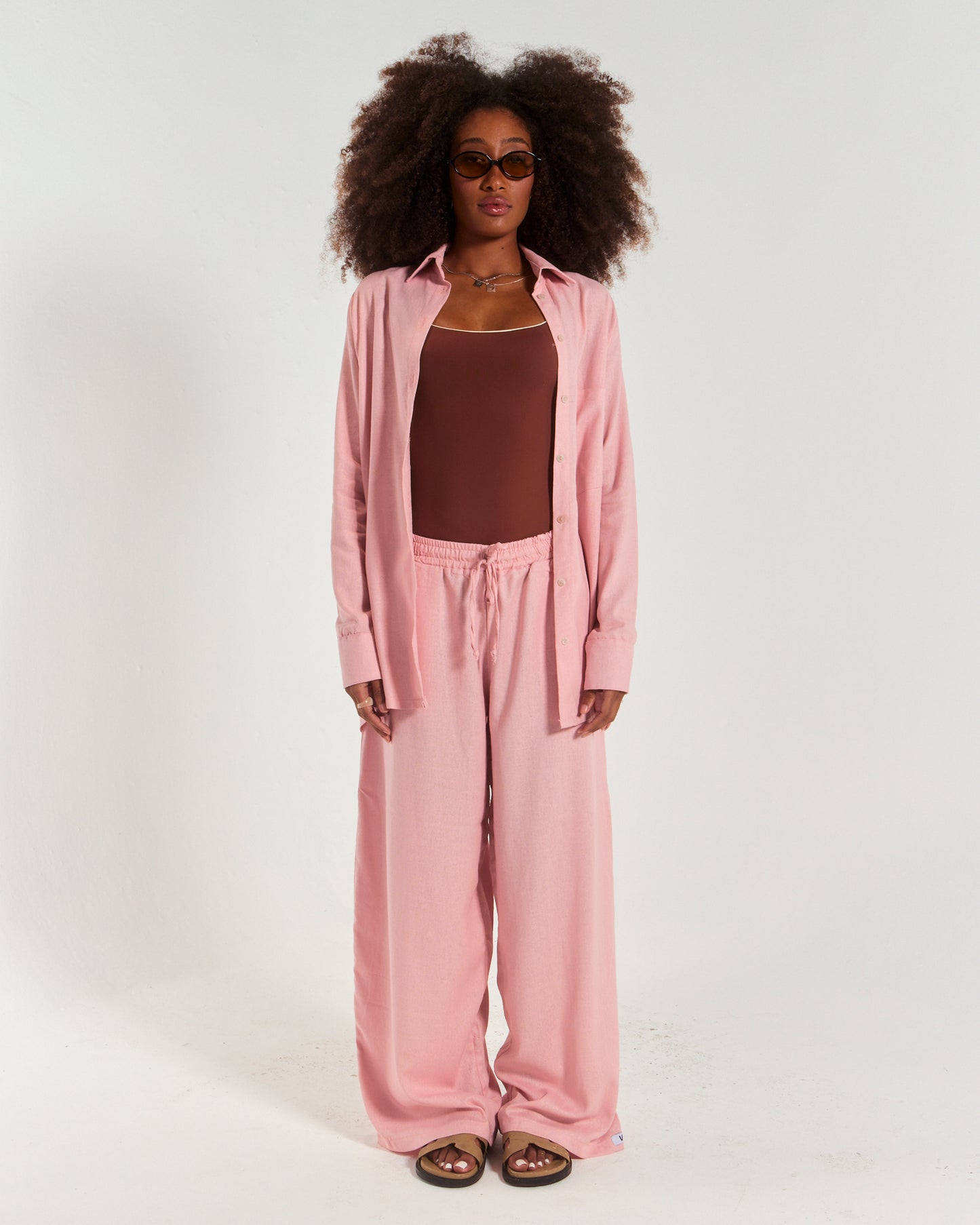 Calça MARÉ-  feminina baggy oversize  em tecido linho misto