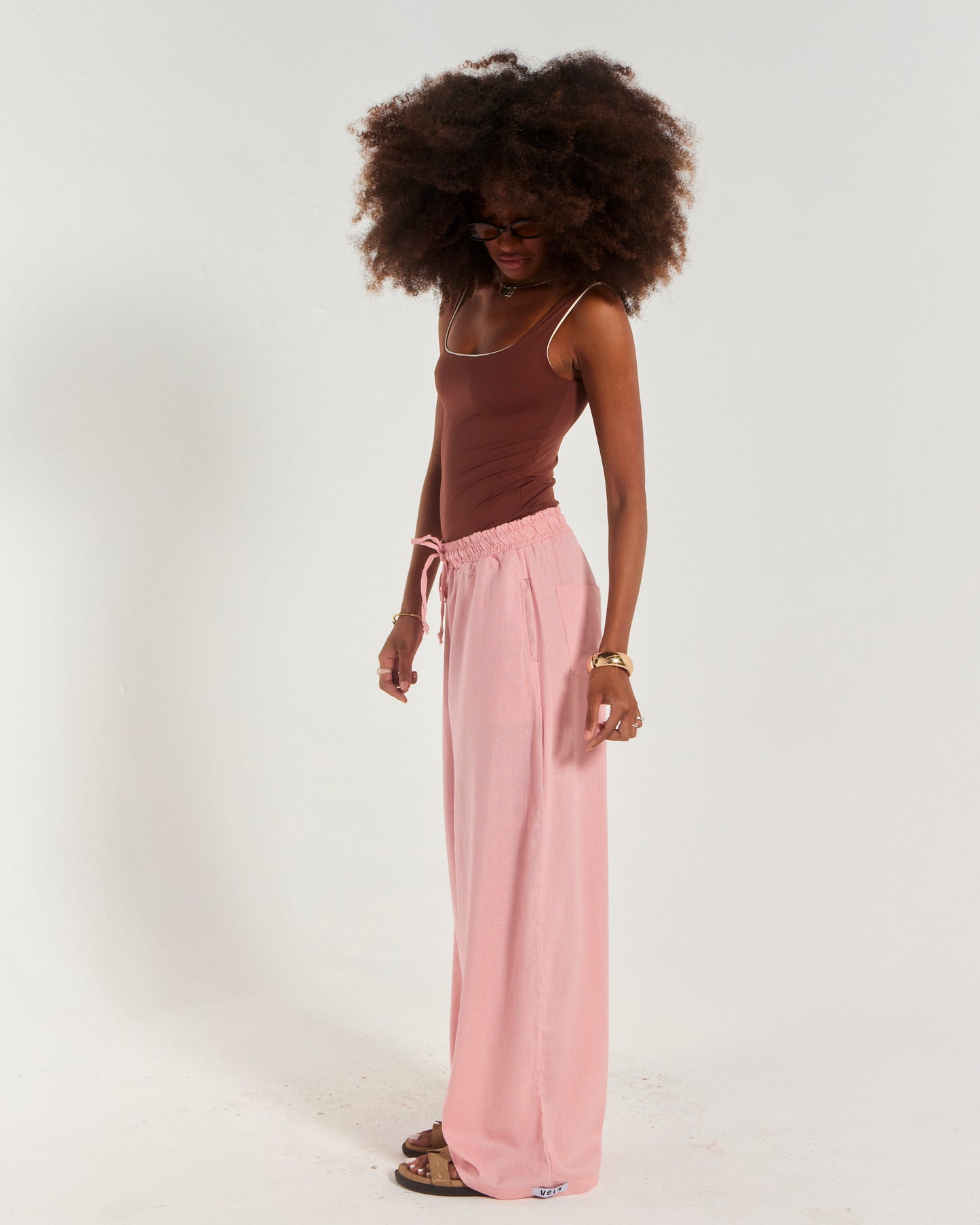 Calça MARÉ-  feminina baggy oversize  em tecido linho misto